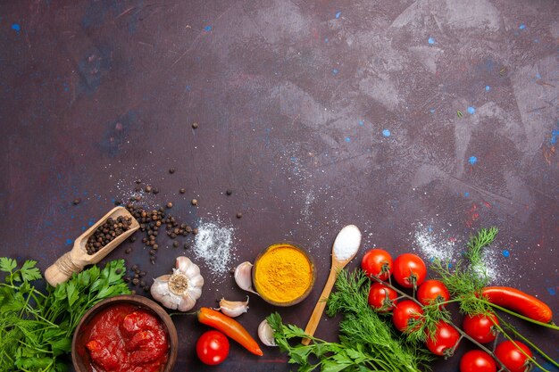 Vista superior de vegetais frescos com verduras no espaço escuro