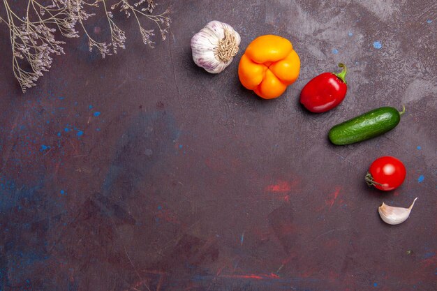 Vista superior de vegetais frescos maduros em uma superfície escura