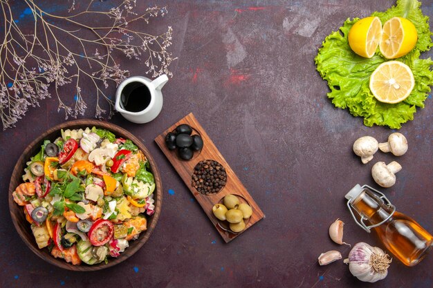 Vista superior de vegetais frescos. salada com azeitonas e rodelas de limão no preto