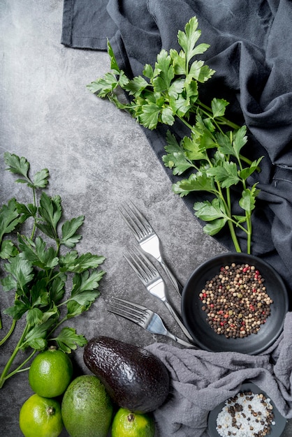 Vista superior de vegetais orgânicos em cima da mesa