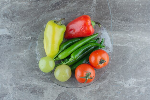 Vista superior de vegetais orgânicos frescos. Tomate e pimentão.
