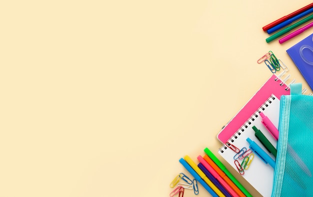 Foto grátis vista superior de volta aos artigos de papelaria da escola com lápis coloridos e espaço de cópia