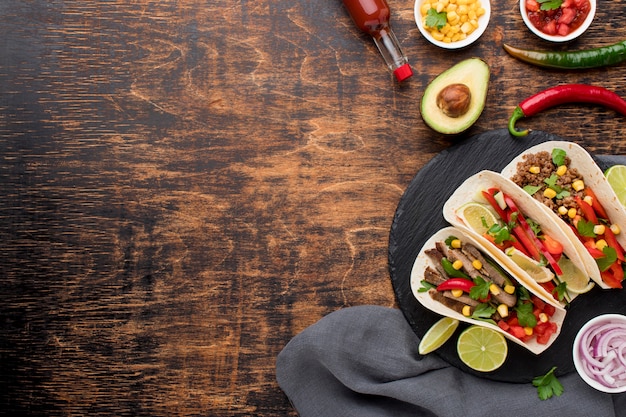 Foto grátis vista superior deliciosa comida mexicana com espaço de cópia
