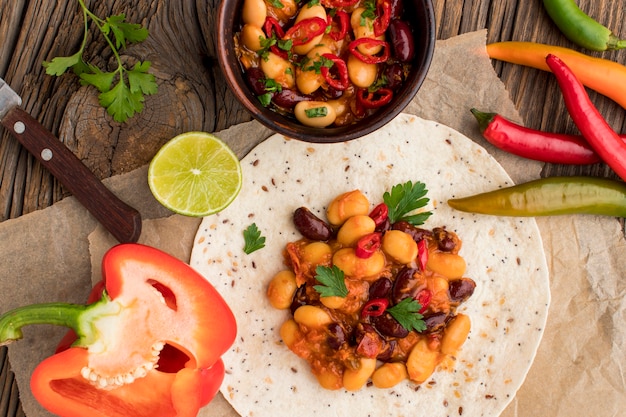 Vista superior deliciosa comida mexicana com pimenta