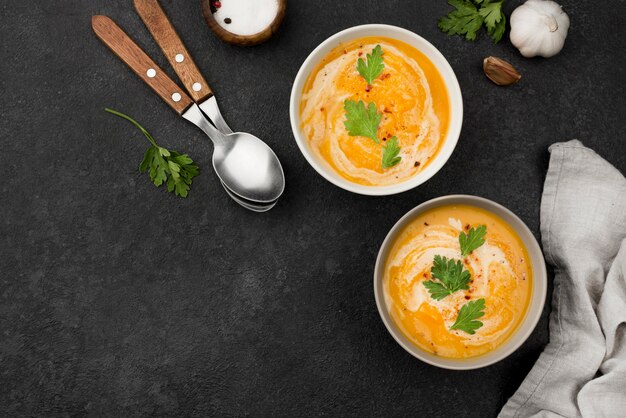 Foto grátis vista superior deliciosa composição de sopa de outono com espaço de cópia