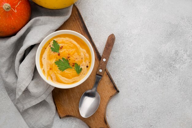 Vista superior deliciosa composição de sopa de outono em fundo branco