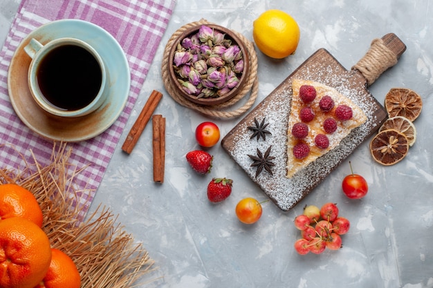 Vista superior deliciosa fatia de bolo com chá de limão e frutas na mesa branca