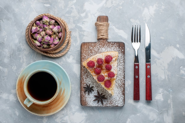 Foto grátis vista superior deliciosa fatia de bolo com framboesas e chá em biscoitos de mesa leves