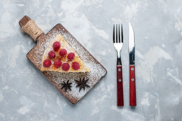 Foto grátis vista superior deliciosa fatia de bolo com framboesas na mesa branca, biscoito doce, açúcar, assar