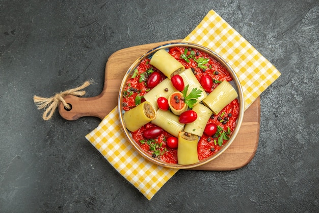 Vista superior deliciosa massa italiana com carne e molho de tomate na superfície cinza