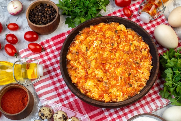 Vista superior deliciosa omelete com tomates fritos em torno de legumes frescos no fundo branco café da manhã café da manhã pão leite almoço