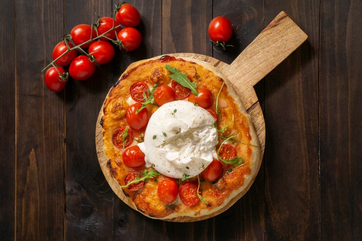 Foto grátis vista superior deliciosa pizza com queijo fresco
