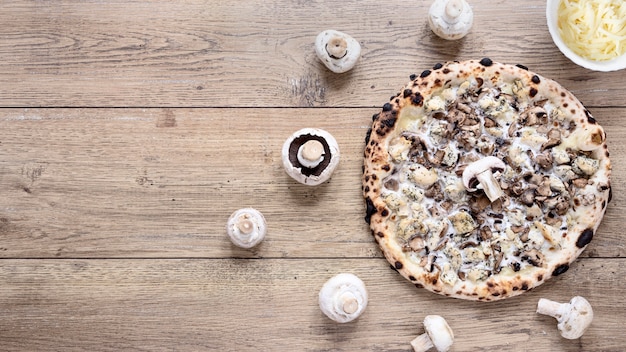 Vista superior deliciosa pizza de cogumelos