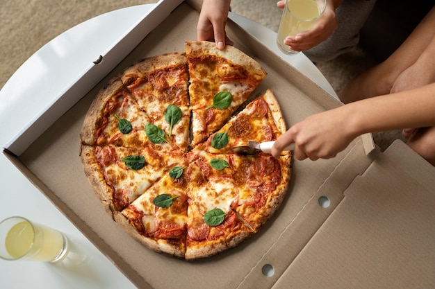 Vista superior deliciosa pizza na mesa