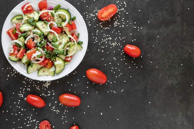 Foto grátis vista superior deliciosa salada com cópia-espaço