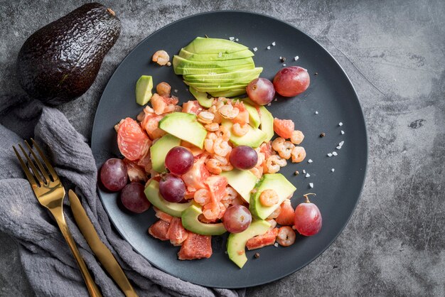 Vista superior deliciosa salada com uvas