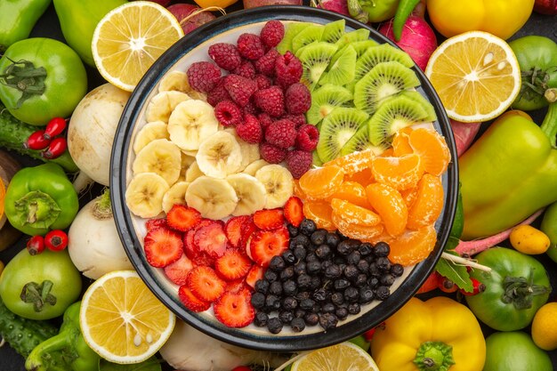 Vista superior deliciosa salada de frutas dentro do prato com frutas frescas na árvore de frutas tropicais cinza exótica dieta madura