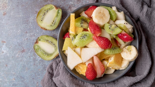 Vista superior deliciosa salada de frutas em cima da mesa