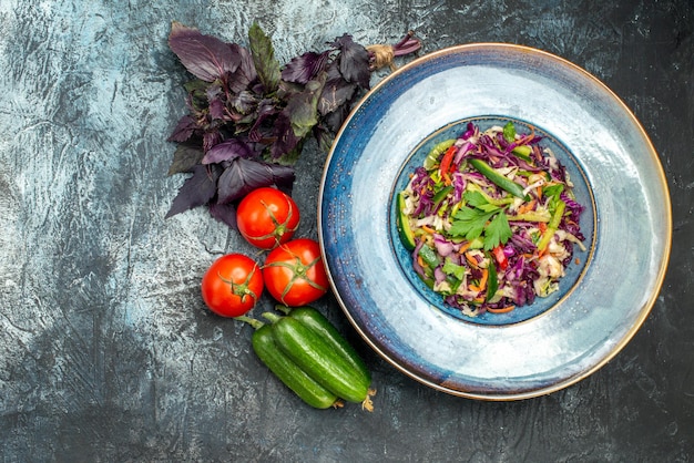 Vista superior deliciosa salada de repolho com vegetais no fundo claro-escuro