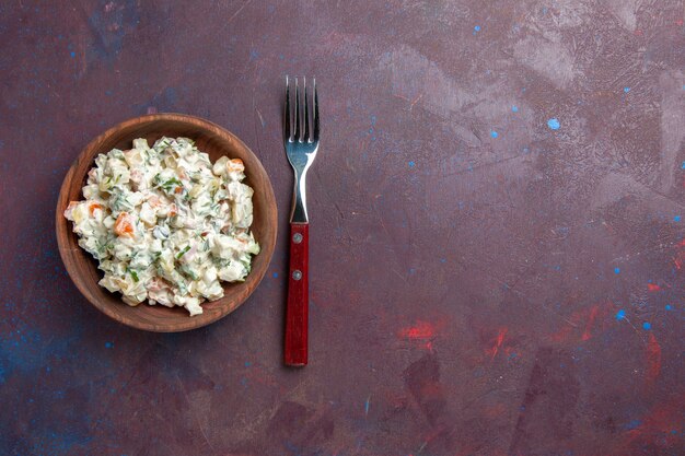 Vista superior deliciosa salada mayyonaise com frango dentro do prato no espaço escuro