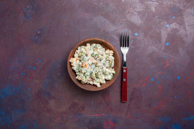 Vista superior deliciosa salada mayyonaise com frango dentro do prato no espaço escuro