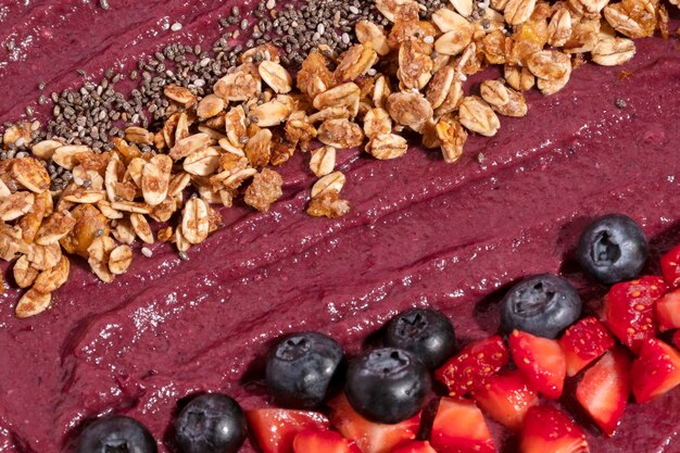 Vista superior deliciosa sobremesa de açaí com frutas