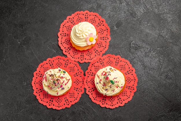 Vista superior deliciosa sobremesa de bolos de creme para chá em fundo cinza escuro bolo de creme biscoito sobremesa de biscoito doce