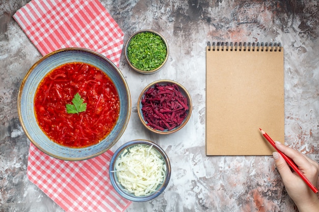 Vista superior deliciosa sopa borsch de beterraba ucraniana dentro do prato na mesa branca