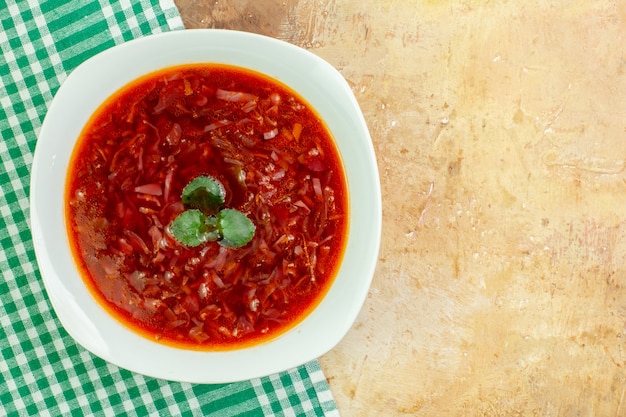 Vista superior deliciosa sopa borsch de beterraba ucraniana