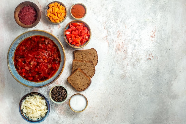 Vista superior deliciosa sopa de beterraba ucraniana borsch com pães no espaço em branco