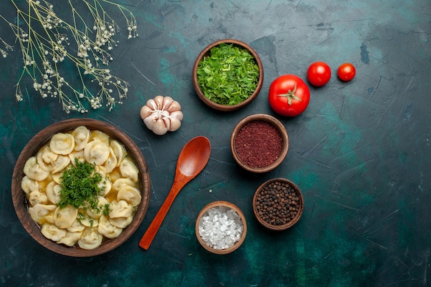 Vista superior deliciosa sopa de bolinho de massa com diferentes temperos na superfície verde sopa comida carne vegetal massa