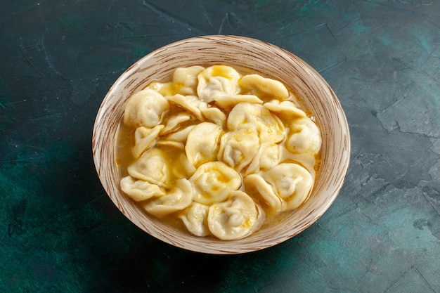 Vista superior deliciosa sopa de bolinho na mesa verde-escura comida massa sopa de vegetais carne