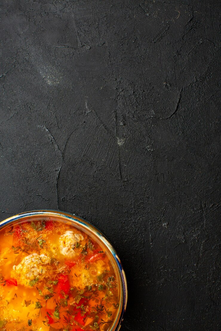 Foto grátis vista superior deliciosa sopa de carne com batatas cozidas e carne na mesa cinza