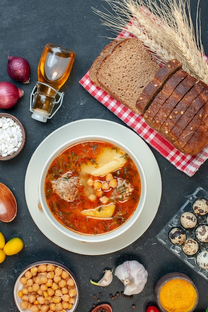 Vista superior deliciosa sopa de carne consiste de batata, carne e feijão em fundo escuro