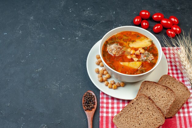 Vista superior deliciosa sopa de carne consiste em batatas e carne em fundo escuro