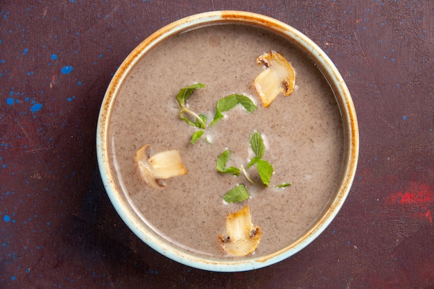 Vista superior deliciosa sopa de cogumelos dentro do prato no espaço roxo-escuro