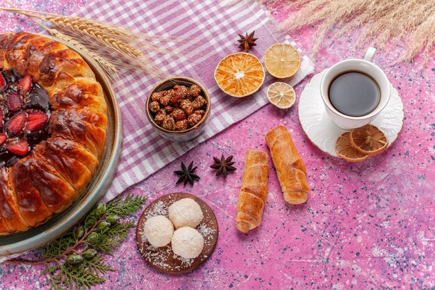 Vista superior deliciosa torta de morango com bolo de frutas com chá rosa claro