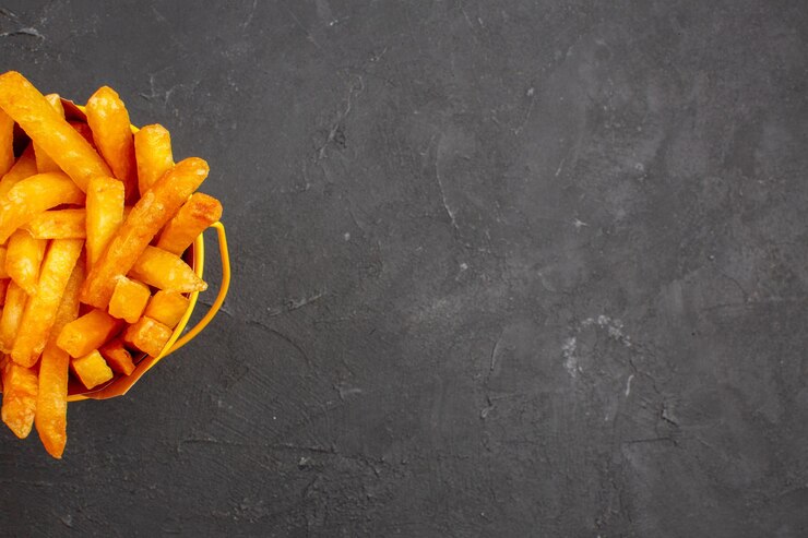 Foto grátis vista superior deliciosas batatas fritas dentro da embalagem no fundo escuro refeição de hambúrguer com prato de batata fast-food