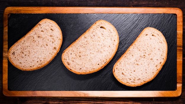 Foto grátis vista superior deliciosas fatias de pão