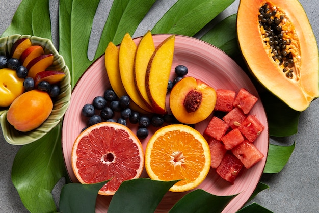 Vista superior deliciosas frutas no prato