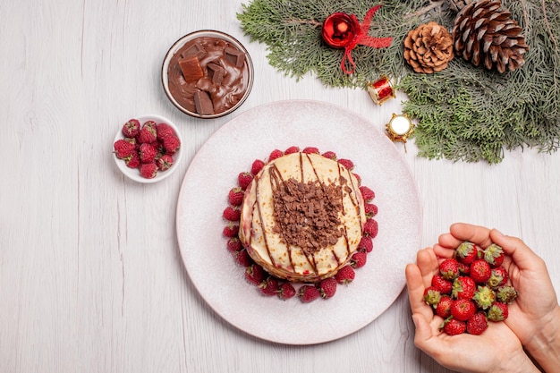 Foto grátis vista superior deliciosas panquecas com morangos em uma mesa branca torta de frutas vermelhas bolo doce biscoito