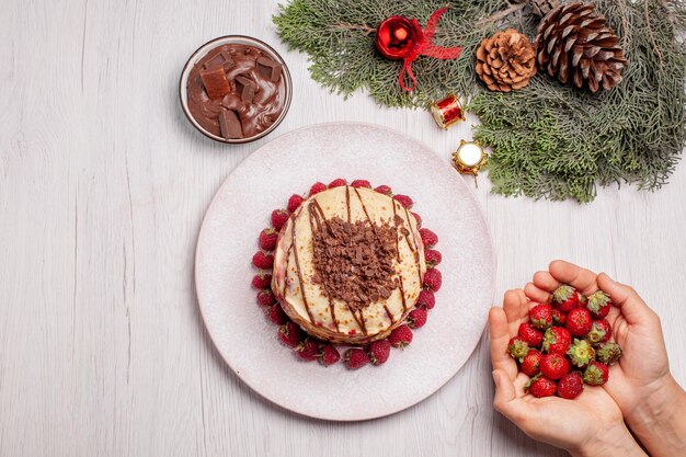 Vista superior deliciosas panquecas com morangos em uma mesa branca torta de frutas vermelhas bolo doce biscoito