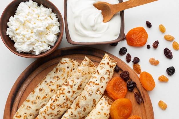 Vista superior deliciosas panquecas e creme de leite