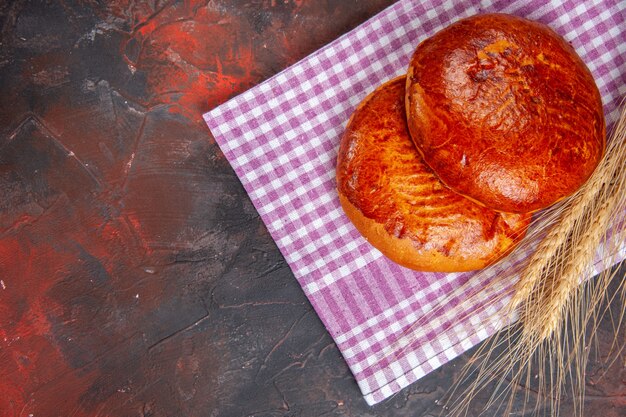 Vista superior deliciosas tortas doces em torta de mesa escura, bolo doce biscoito