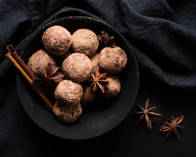 Foto grátis vista superior deliciosas trufas de chocolate prontas para serem servidas