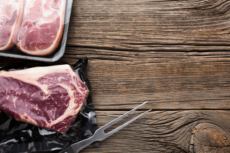 Foto grátis vista superior delicioso bife na mesa