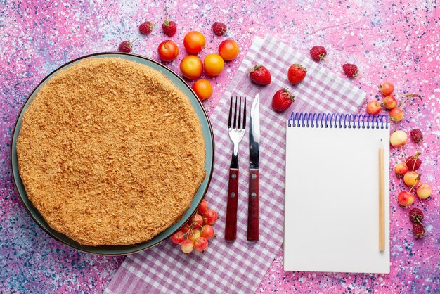 Vista superior delicioso bolo redondo dentro do prato com frutas na mesa rosa brilhante torta de bolo biscoito doce assar açúcar