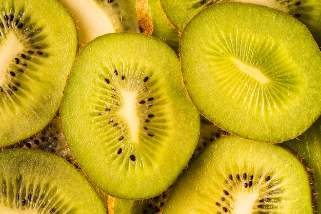 Vista superior delicioso kiwi fatiado