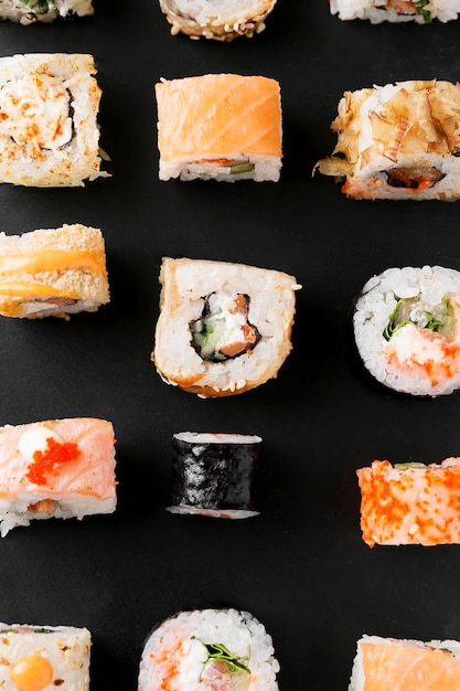 Vista superior delicioso sushi na mesa