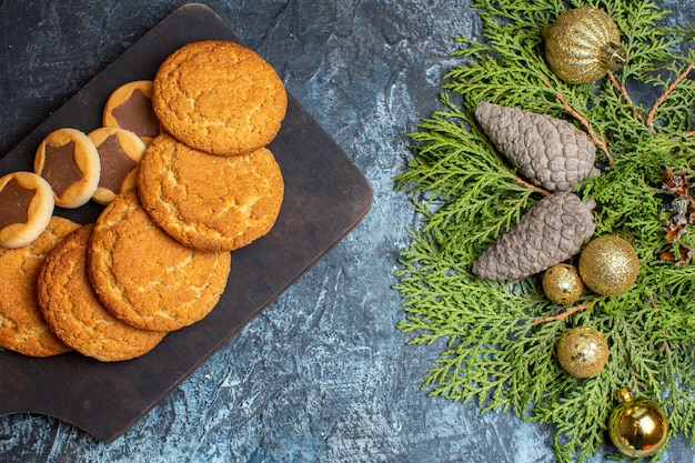 Vista superior deliciosos biscoitos com brinquedos e galho verde